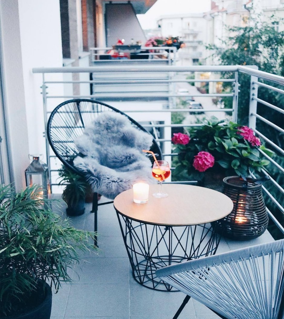  Small Balcony Furniture String Chairs And Matching Coffee Table Lantern On Tiny